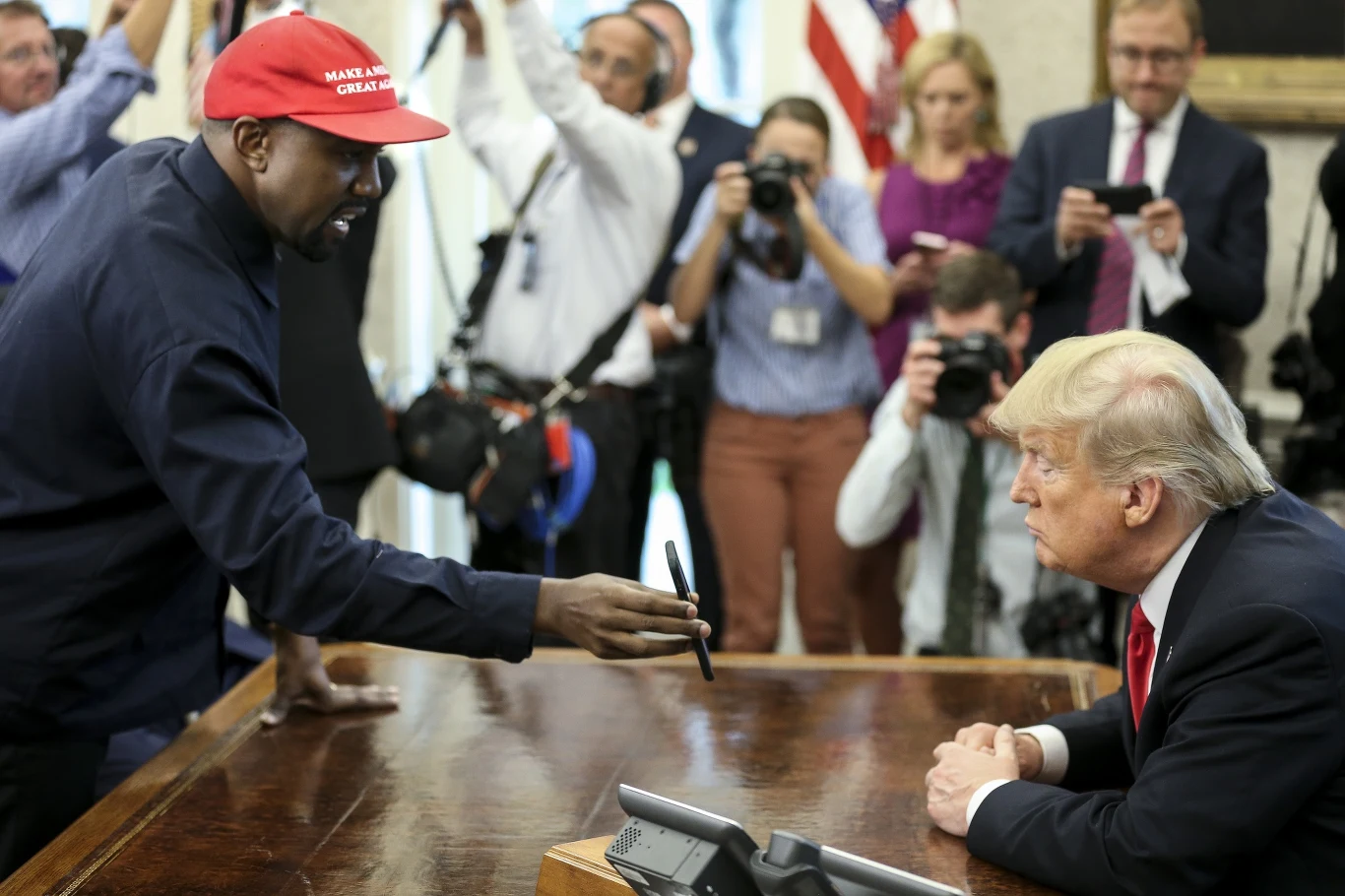 Kanye West pokazuje Donaldowi Trumpowi jego projekt iPlane 1 Kanye West pokazuje Donaldowi Trumpowi jego projekt iPlane 1