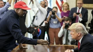 Kanye West pokazuje Donaldowi Trumpowi jego projekt iPlane 1