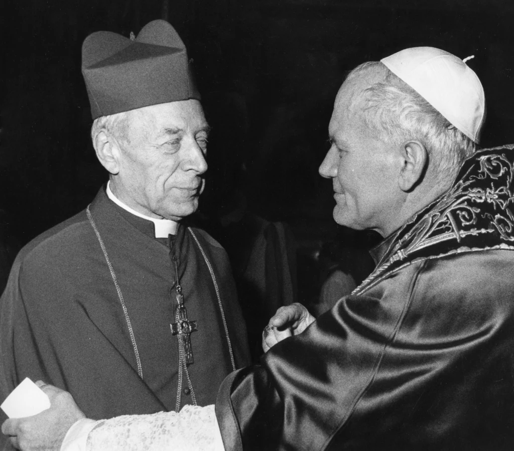 Kardynał Stefan Wyszyński w towarzystwie Karola Wojtyły dzień po decyzji o ogłoszeniu Wojtyły papieżem, 17 października 1978 roku Kardynał Stefan Wyszyński w towarzystwie Karola Wojtyły dzień po decyzji o ogłoszeniu Wojtyły papieżem, 17 października 1978 roku