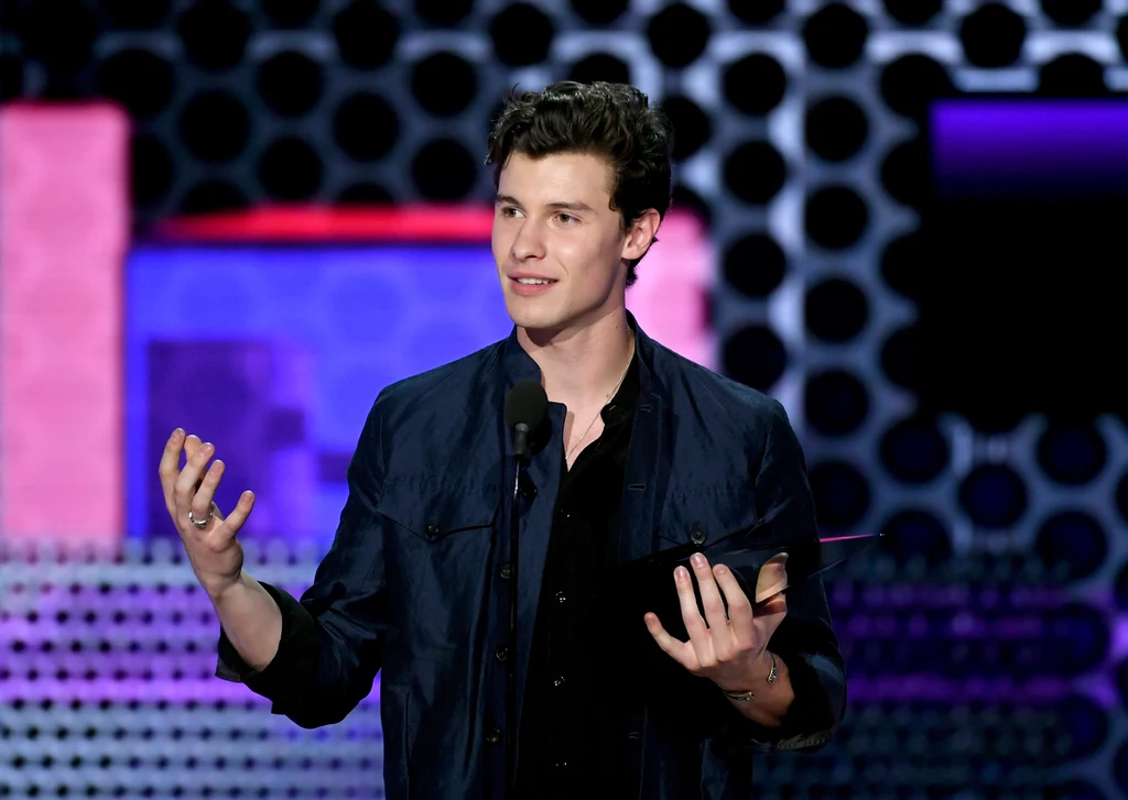 Shawn Mendes zmierzył się z przebojem Queen