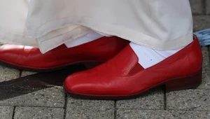Dlaczego papież nie nosi czerwonych butów?