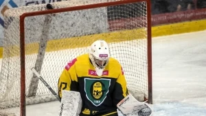 Hokeista KH Energi Toruń Arciom Mianciuk (dół) i bramkarz Kevin Lindskoug z Tauronu KH GKS Katowice 