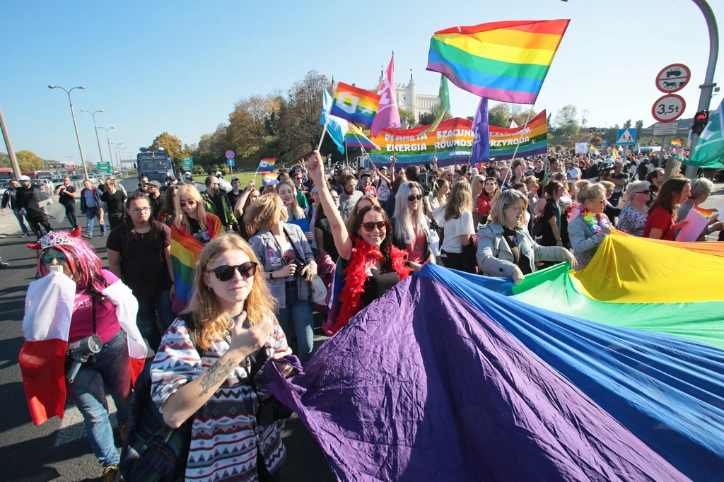 Przeciwnicy zablokowali wejście z Placu Zamkowego w ulicę Kowalską, którędy miał iść Marsz Równości