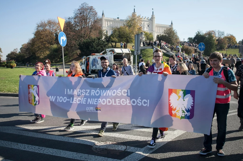 W stronę zgromadzonych uczestników poleciały petardy