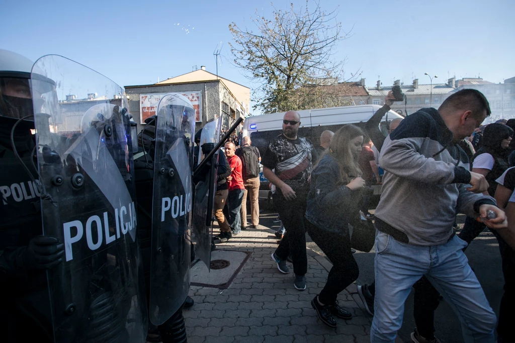 Policja kordonem oddzielała obie grupy demonstrantów