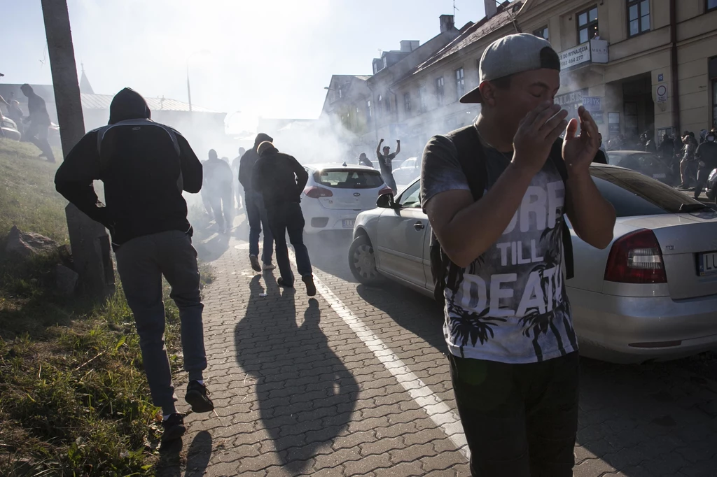 Przeciwnicy marszu nie posłuchali, wykrzykiwali stronę uczestników Marszu Równości: "Lublin miastem bez dewiacji!", "Zakaz pedałowania!", obrzucali wulgarnymi wyzwiskami