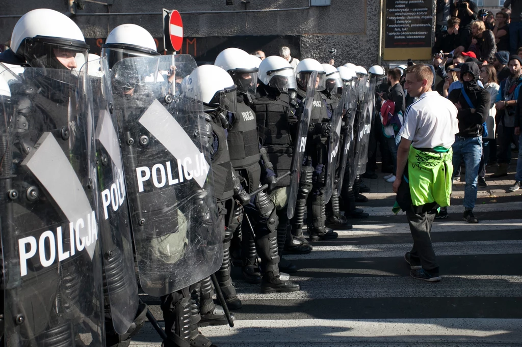 Uczestnicy Marszu Równości na czele pochodu nieśli baner z napisem "I Marsz Równości w 100-lecie niepodległości"