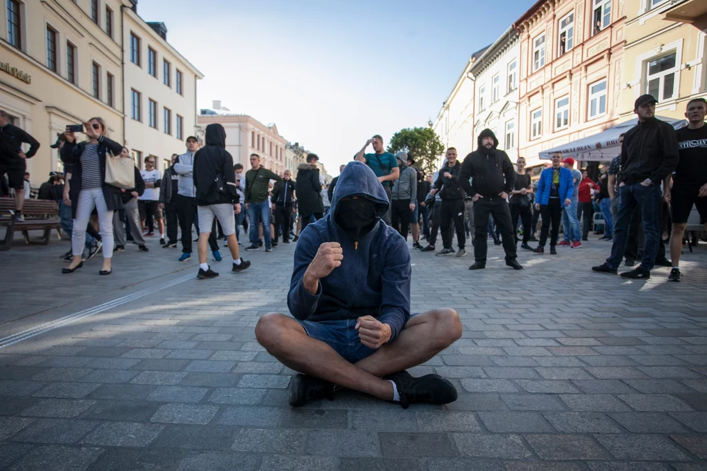 Przeciwnicy marszu trzymali transparenty m.in. z napisami: "Chłopak dziewczyna normalna rodzina. Młodzież Wszechpolska", "Rodzina fundamentem cywilizacji. Kozi gród na zawsze wolny od dewiacji. ONR"