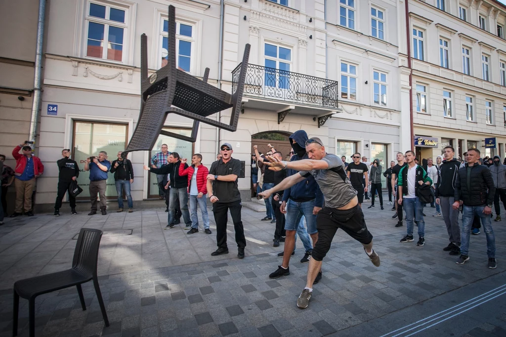 Kontrmanifestanci wykrzykiwali "Lublin miastem bez dewiacji!", "Zboczeńcy!"