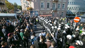 Policja ochrania Marsz Równości na ulicach Lublina. Przeciwnicy marszu usiłowali blokować pochód.