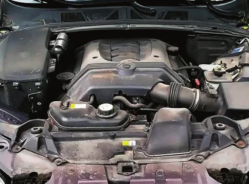 Polecamy: 4.2 V8 to trwały wolnossący silnik benzynowy wyposażony w łańcuch rozrządu.
