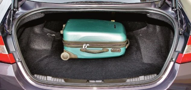 Bagażnik sedana ma pojemność 500 l. Zawiasy nie wnikają do wnętrza. Jeszcze więcej mieści kombi: 550-1675 l.