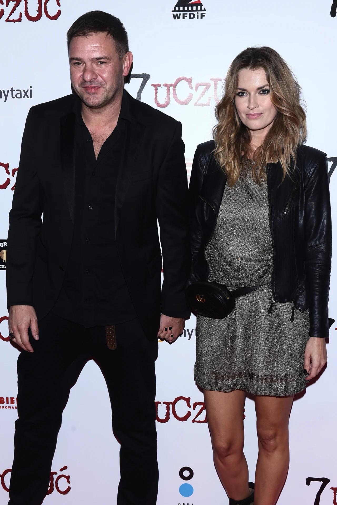 Para trzymała się za ręce na imprezie Para trzymała się za ręce na imprezie