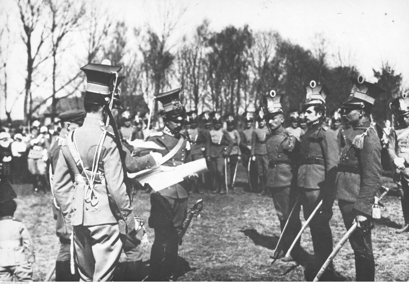 Uroczystość rozdania dyplomów ukończenia szkoły podchorążych przez legionistów. Dyplomy rozdaje pułkownik Władysław Belina-Prażmowski. Rok 1917