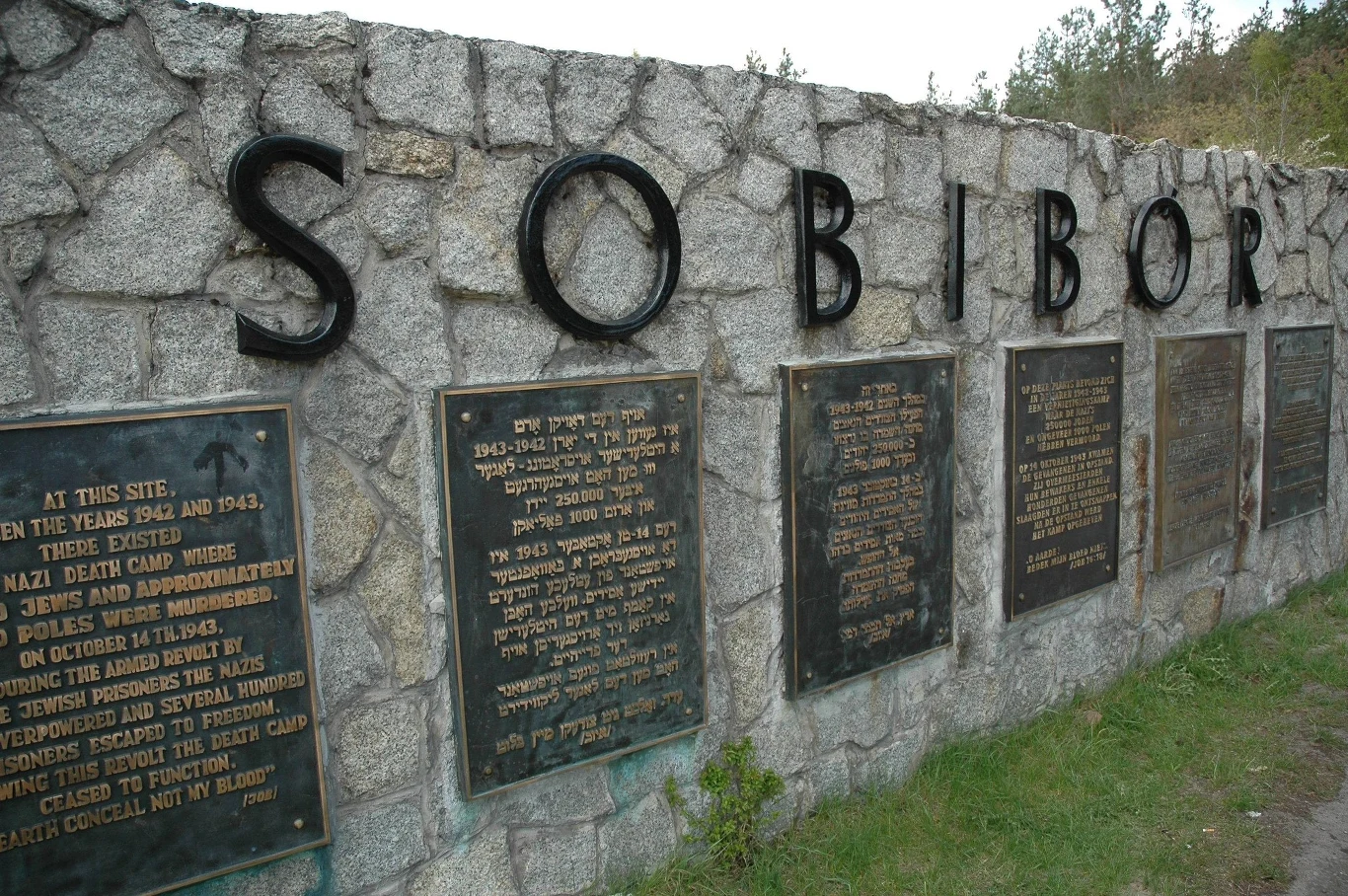 Tablica pamiątkowa w miejscu niemieckiego obozu zagłady w Sobiborze Tablica pamiątkowa w miejscu niemieckiego obozu zagłady w Sobiborze