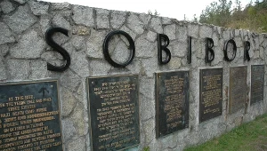 Tablica pamiątkowa w miejscu niemieckiego obozu zagłady w Sobiborze 