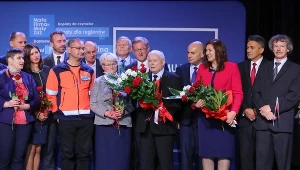 Prezes PiS Jarosław Kaczyński (5P) oraz kandydatka Zjednoczonej Prawicy na prezydenta Nowego Sącza Iwona Mularczyk (3P) podczas spotkania wyborczego Prawa i Sprawiedliwości w Nowym Sączu