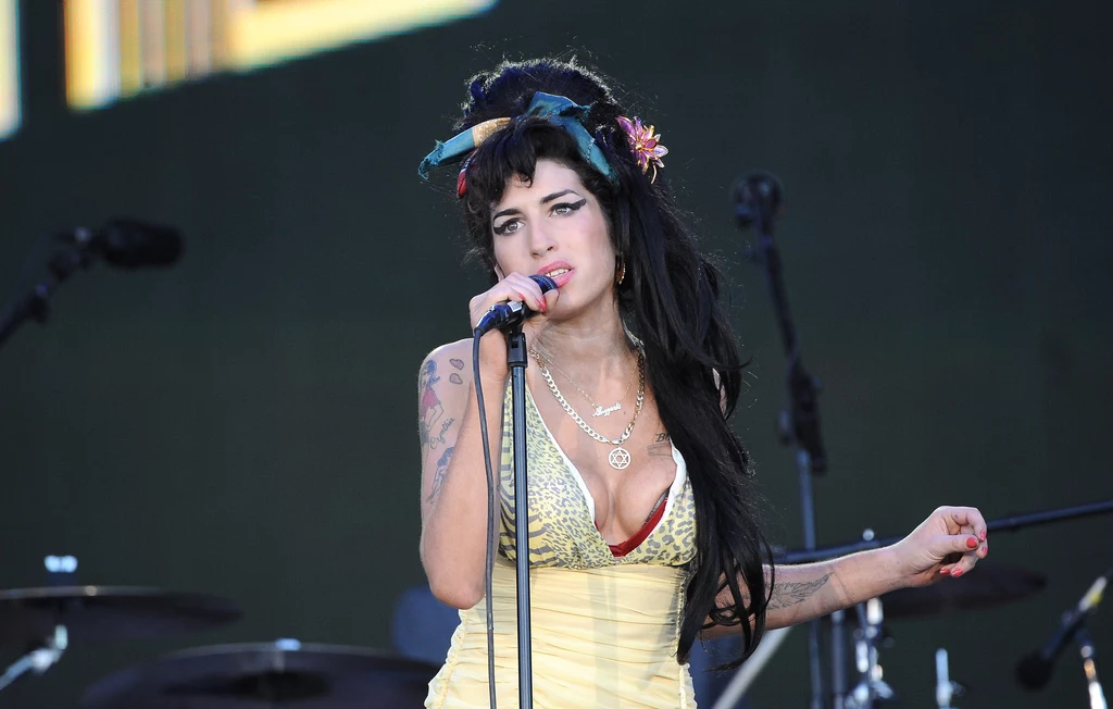 Amy Winehouse na scenie w 2008 r.