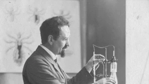 Rudolf Weigl - zoolog i bakteriolog, profesor Uniwersytetu Lwowskiego, członek Polskiej Akademii Umiejętności. Fotografia sytuacyjna w laboratorium podczas pracy