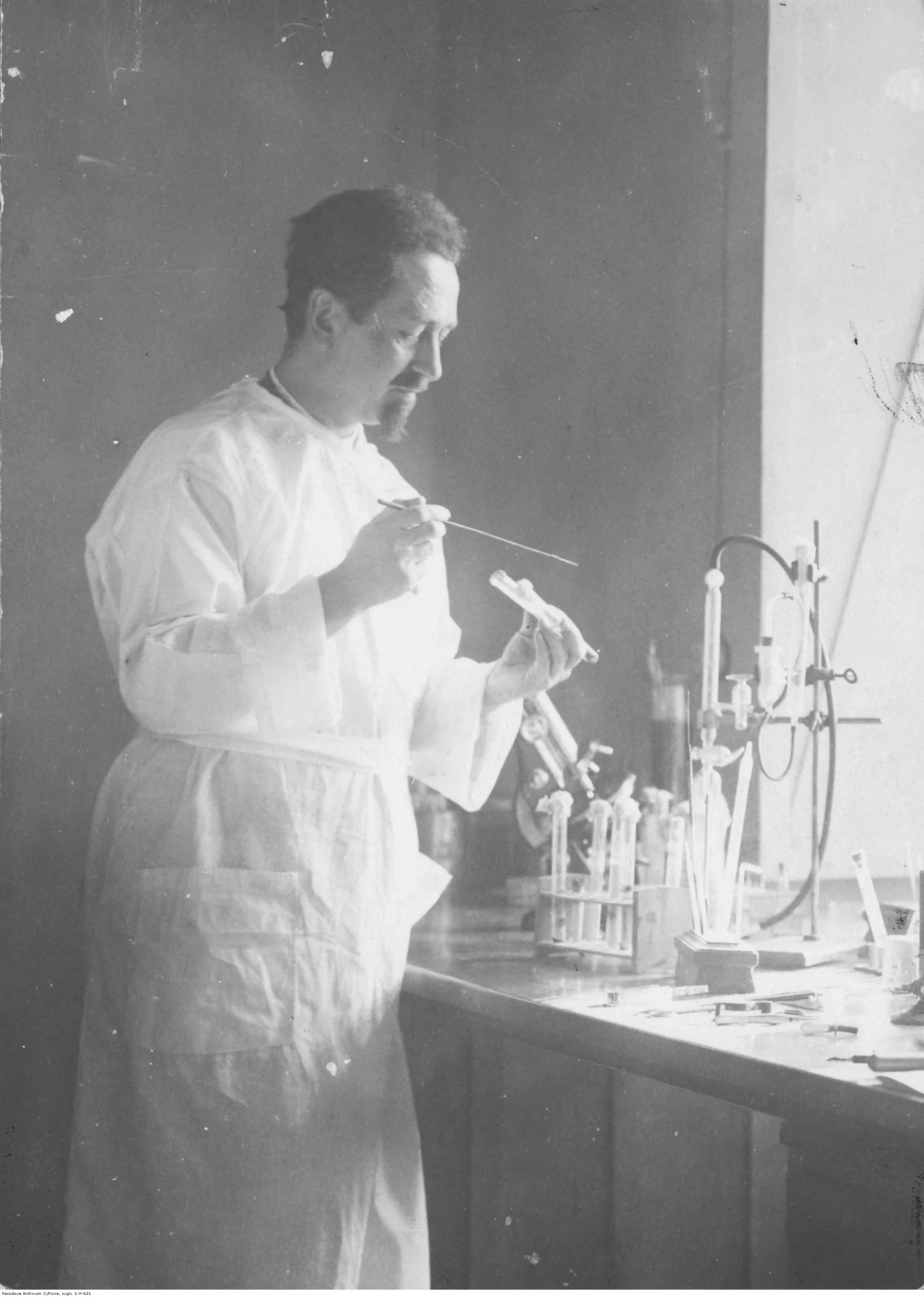 Rudolf Weigl - zoolog i bakteriolog, profesor Uniwersytetu Lwowskiego, członek Polskiej Akademii Umiejętności. Fotografia sytuacyjna w laboratorium podczas pracy.