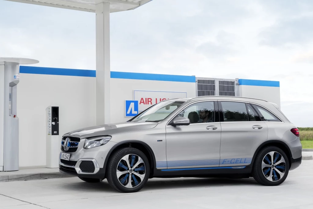 Mercedes GLC F-Cell na stacji tankowania wodoru