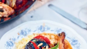 Kurczak z wyspy Salina, aromatyczne bakłażany i pomidory z kaparami
