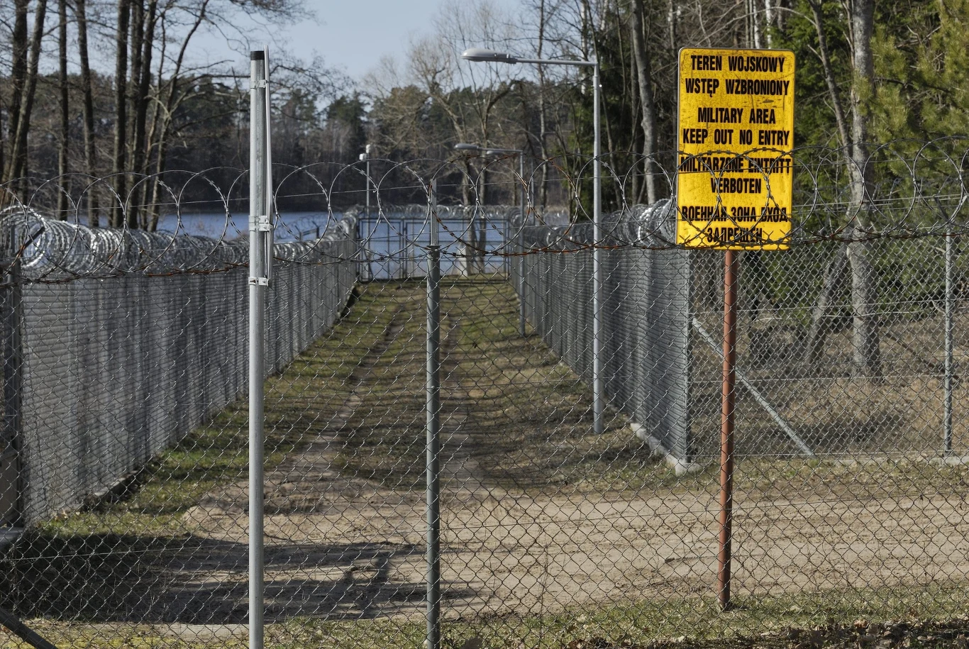 Terminem black sites określa się tajne więzienia CIA. We wrześniu 2008 r. anonimowi funkcjonariusze polskiej Agencji Wywiadu potwierdzili, że w latach 2002–2005 CIA przetrzymywała podejrzanych o działalność terrorystyczną w Starych Kiejkutach