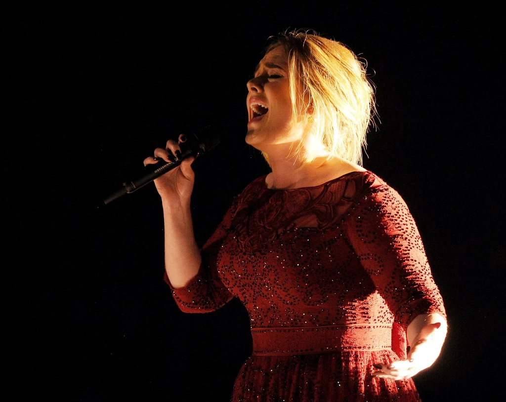 Adele w sukni podkreślającej wcięcie w pasie