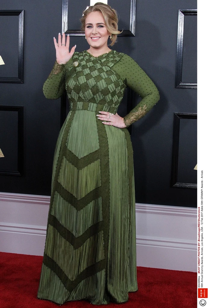 Adele i suknia z podkreśloną talią w wersji długiej
