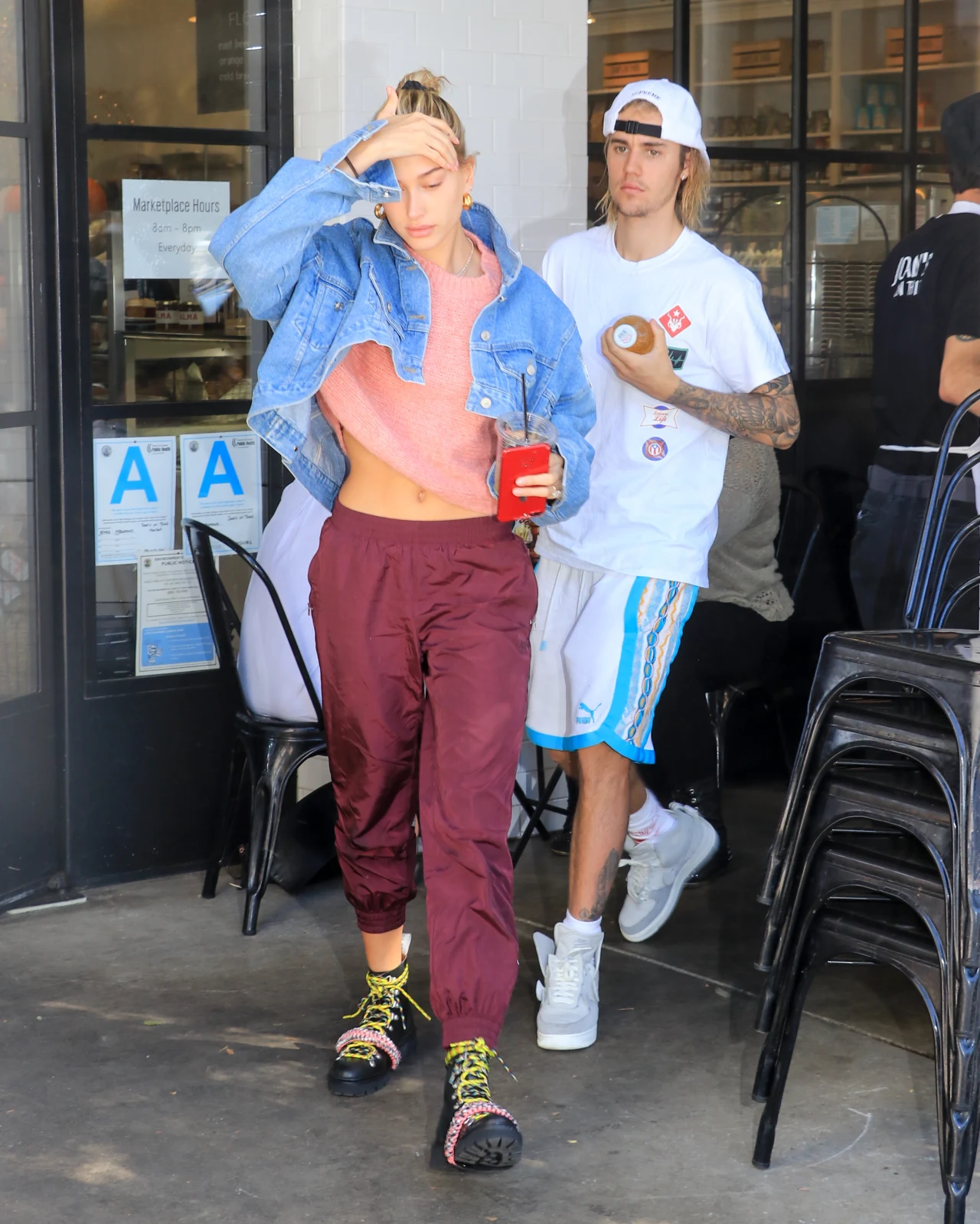 Po wyjściu nie wyglądali jednak na szczęśliwych Po wyjściu nie wyglądali jednak na szczęśliwych