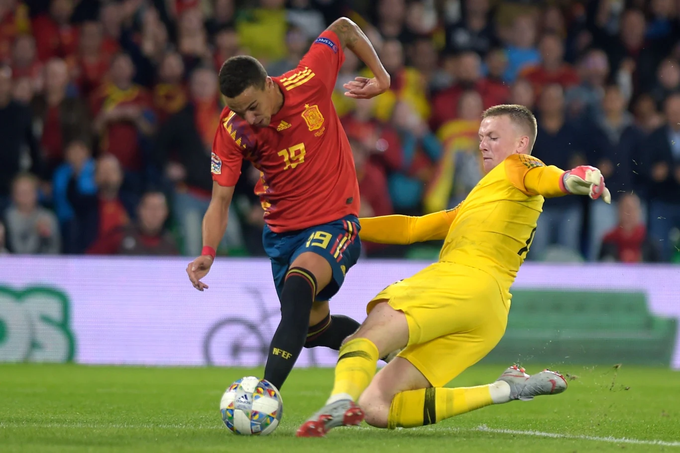 W drugiej fazie akcji Jordan Pickford wybił piłkę spod nóg Rodrigo