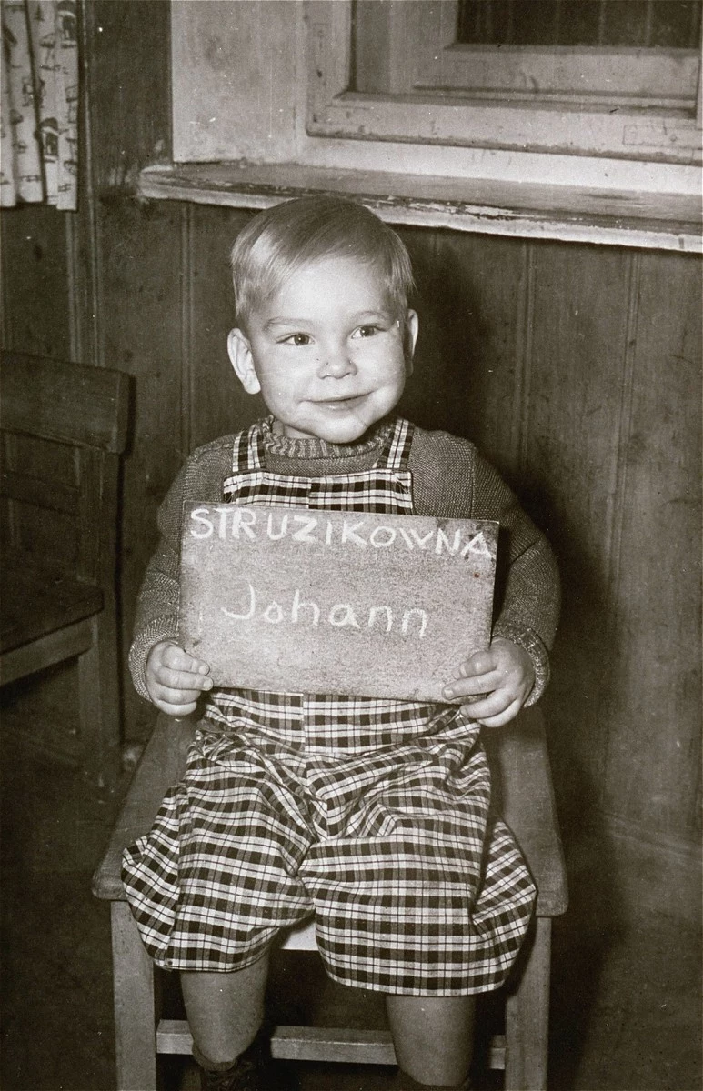 Na zdjęciu wykonanym w ośrodku Indersdorf mały Johann Struzikowna, czyli Jan Struzik/Struziko (źródło: United States Holocaust Memorial Museum) Na zdjęciu wykonanym w ośrodku Indersdorf mały Johann Struzikowna, czyli Jan Struzik/Struziko (źródło: United States Holocaust Memorial Museum)