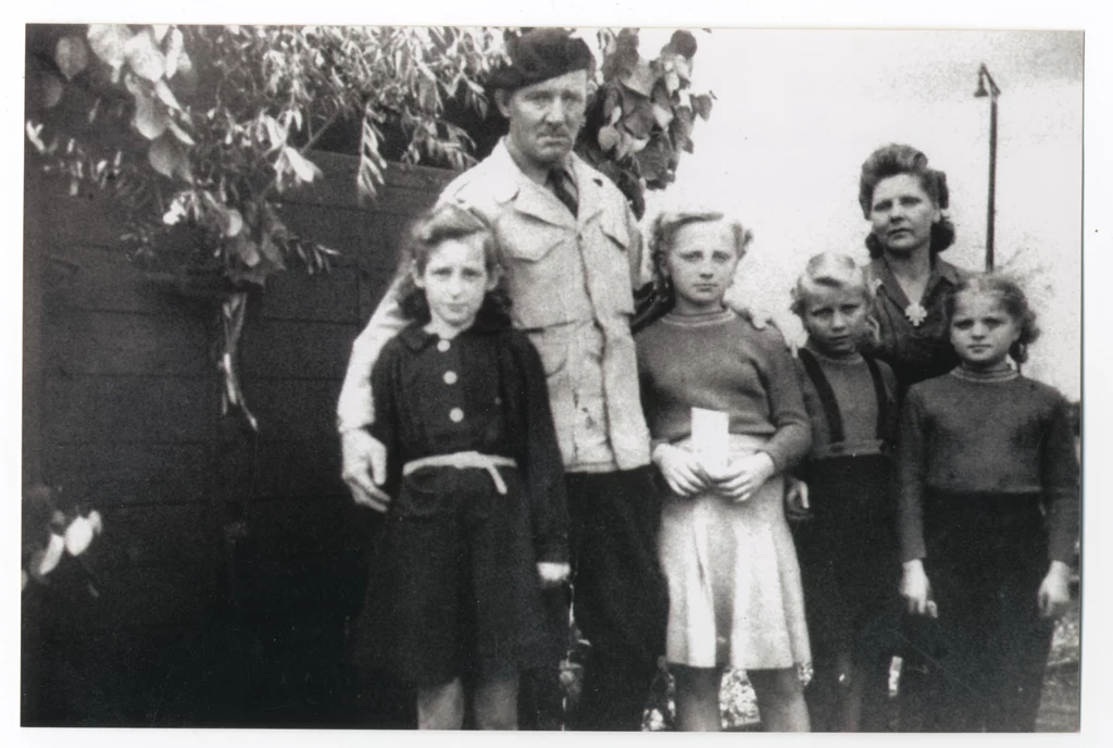 Polskie dziewczynki z Achern na zdjęciu z 1945 roku Polskie dziewczynki z Achern na zdjęciu z 1945 roku