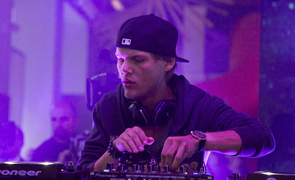 Avicii (ur. 8 września 1989 r. - 20 kwietnia 2018 r.) - szwedzki DJ i producent muzyczny