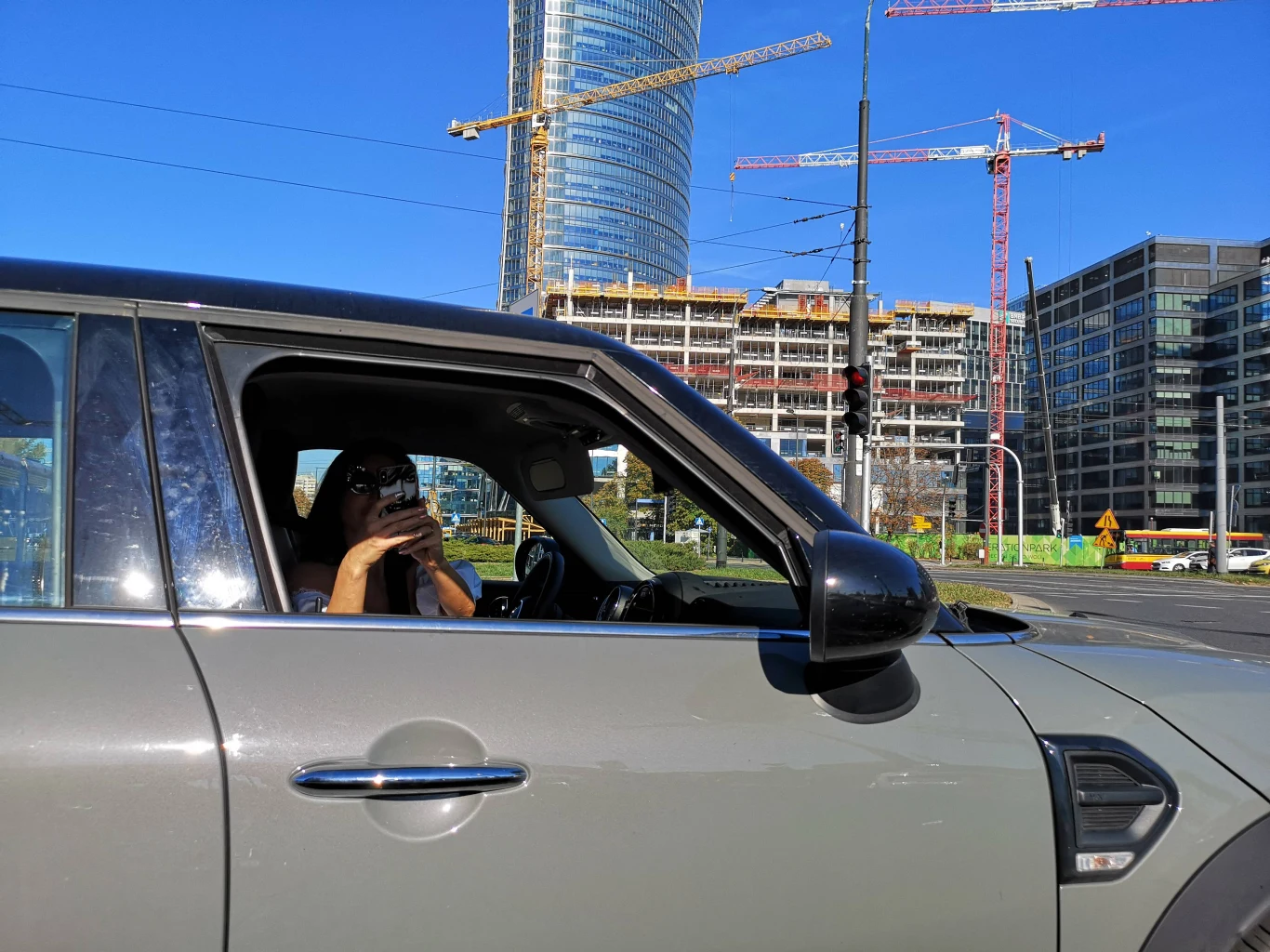 Gdy zobaczyła paparazzich, zaczęła im robić zdjęcia! Gdy zobaczyła paparazzich, zaczęła im robić zdjęcia!