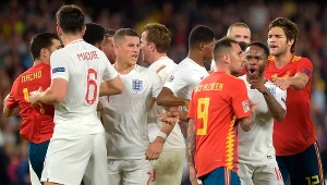 Przepychanka podczas meczu Hiszpania - Anglia. Drugi z prawej Raheem Sterling