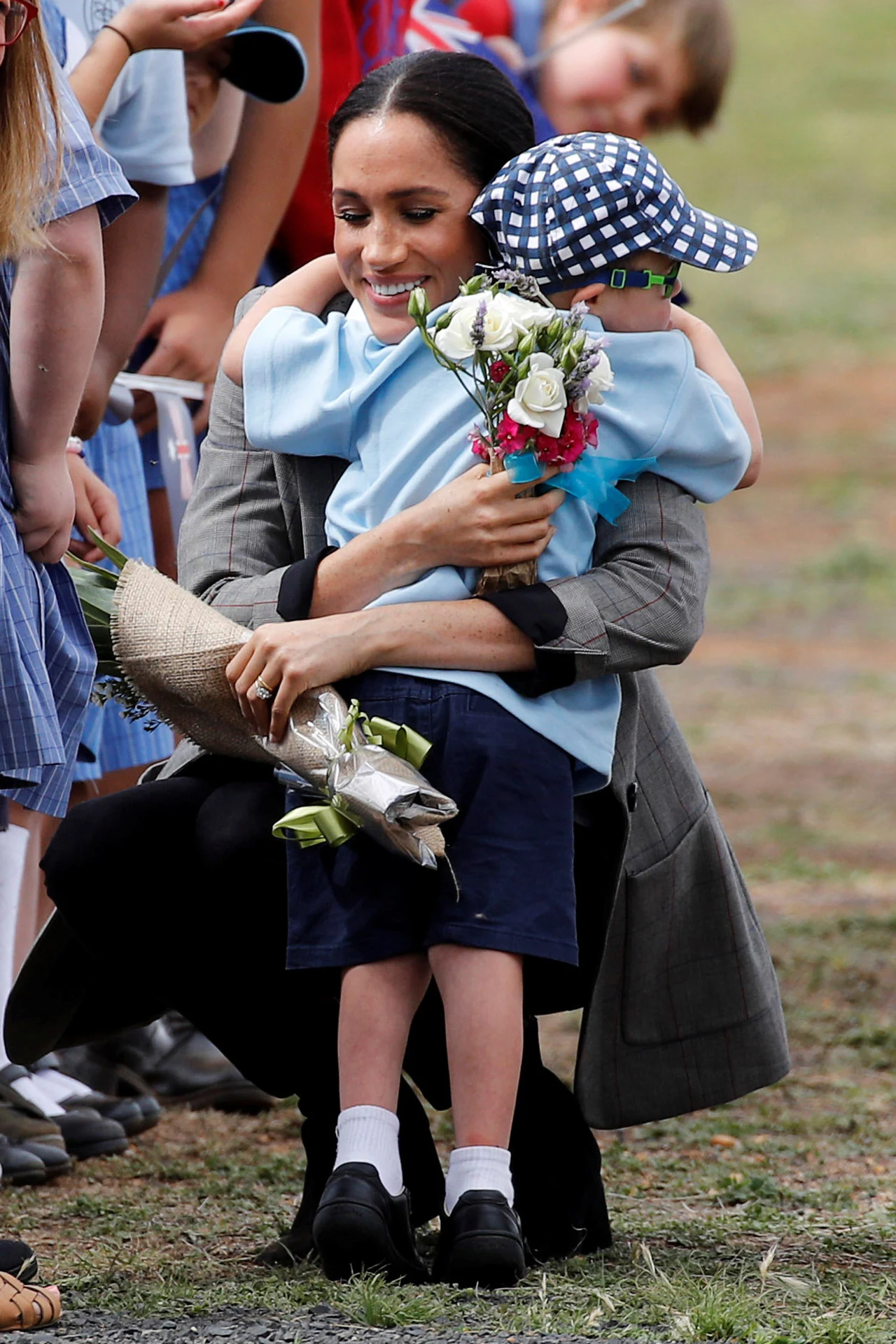 Mały chłopiec czule tulił się do Meghan Markle  Mały chłopiec czule tulił się do Meghan Markle