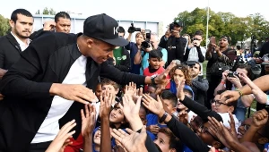 Kylian Mbappe z dziećmi w rodzinnym Bondy