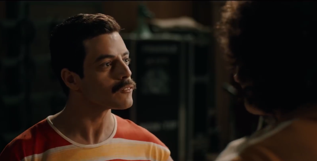 Rami Malek jako Freddie Mercury z wąsem w filmie "Bohemian Rhapsody"