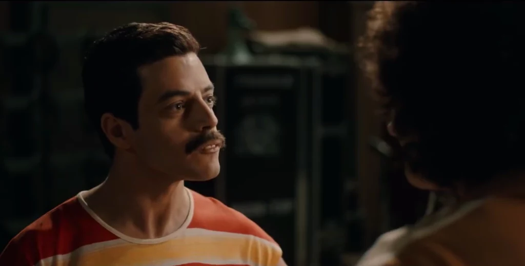 Rami Malek jako Freddie Mercury z wąsem w filmie "Bohemian Rhapsody"