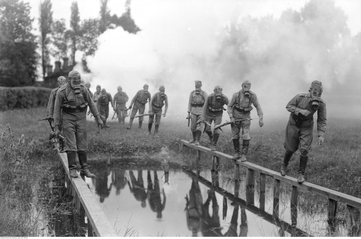 Żołnierze forsują przeszkodę wodną w maskach przeciwgazowych. 1935 r.