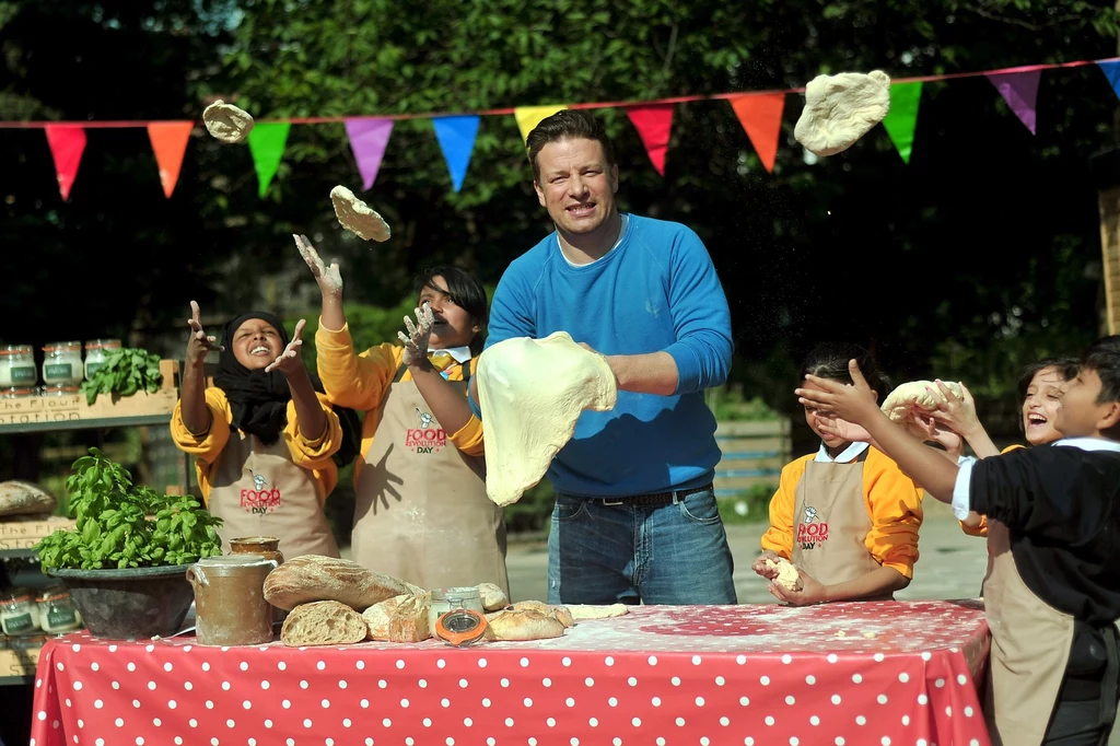 Jamie Oliver robi z dziećmi domowa pizzę