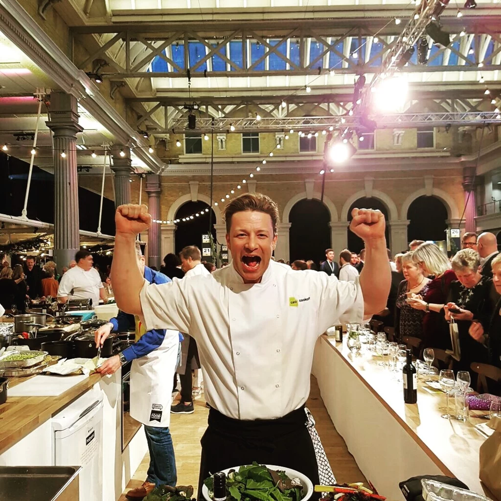 Jamie Oliver w kuchni czuje się najlepiej