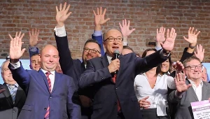 Włodzimierz Czarzasty (w środku) w Warszawie