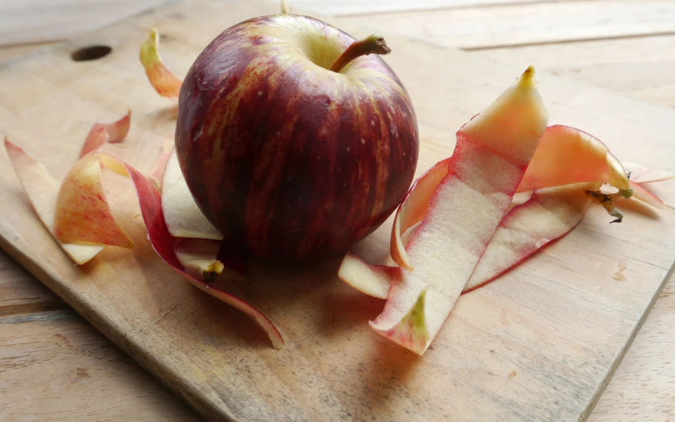 Nie wyrzucaj skórek z jabłek. Mają wiele zastosowań