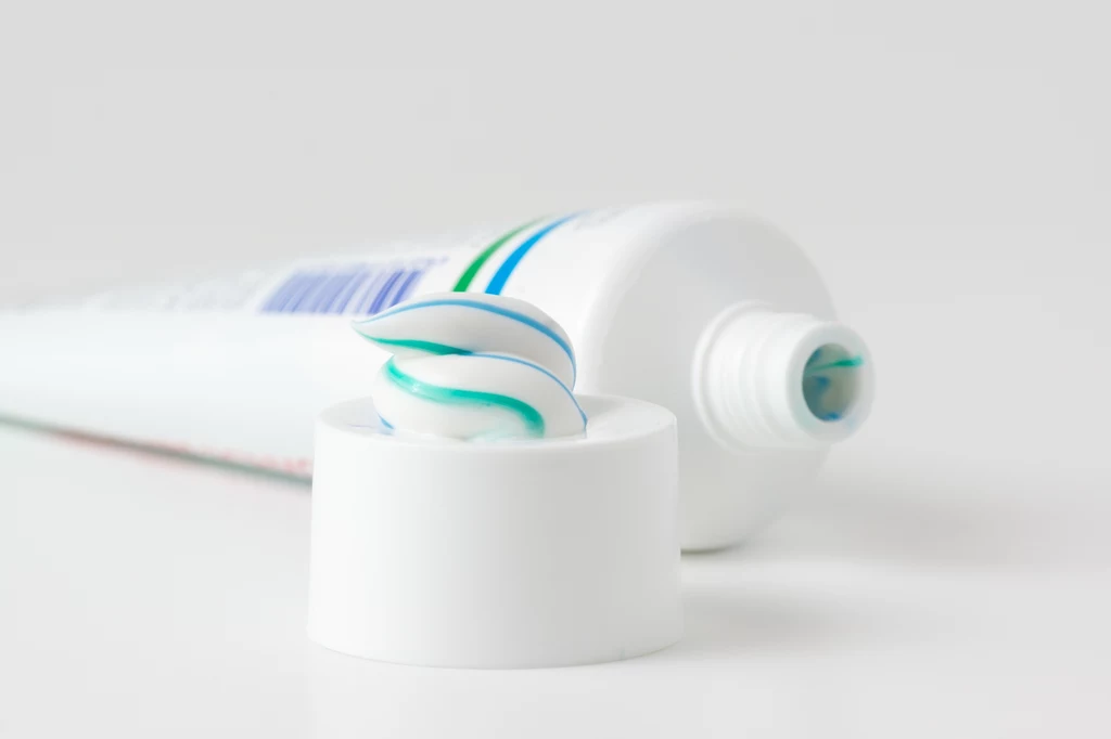 Wybielającą pastę do zębów warto wykorzystać również do wybielenia płytek paznokci