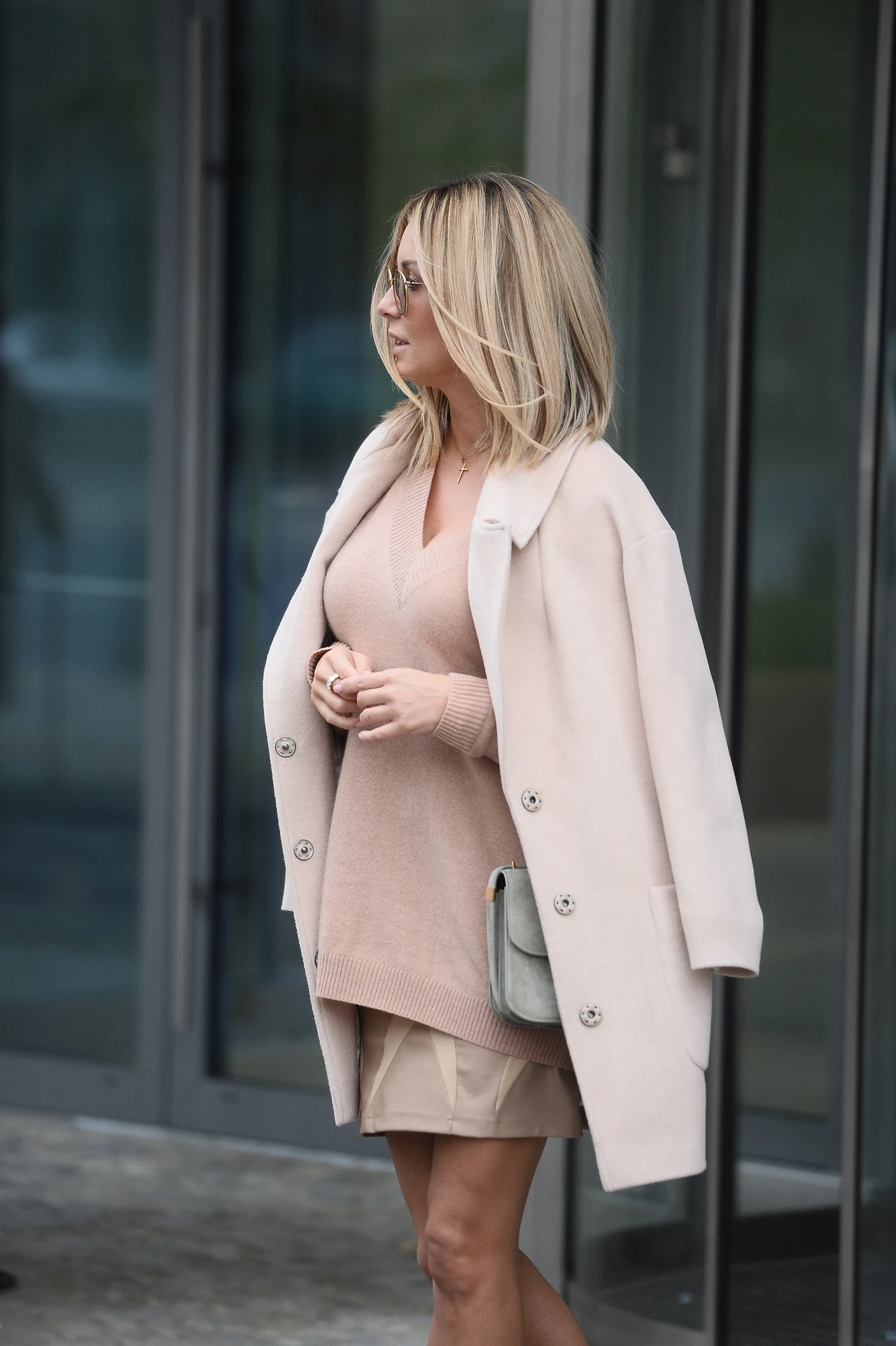 Gosia Rozenek-Majdan w nowej fryzurze pod studiem "DDTVN". Luźniejszymi ciuchami maskuje pełniejsze kształty? Gosia Rozenek-Majdan w nowej fryzurze pod studiem "DDTVN". Luźniejszymi ciuchami maskuje pełniejsze kształty?