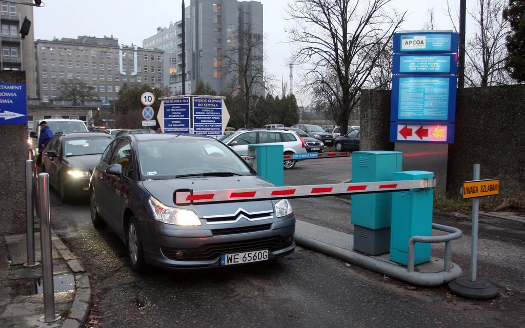 Parkingi pod szpitalami są niezwykle drogie