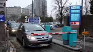 Parkingi pod szpitalami są niezwykle drogie