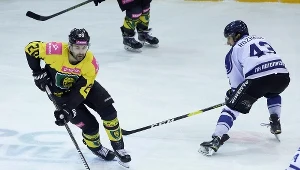 Zawodnik MH Automatyki Gdańsk Jegor Rożkow (P) i Mikołaj Łopuski (L) z Tauronu KH GKS Katowice